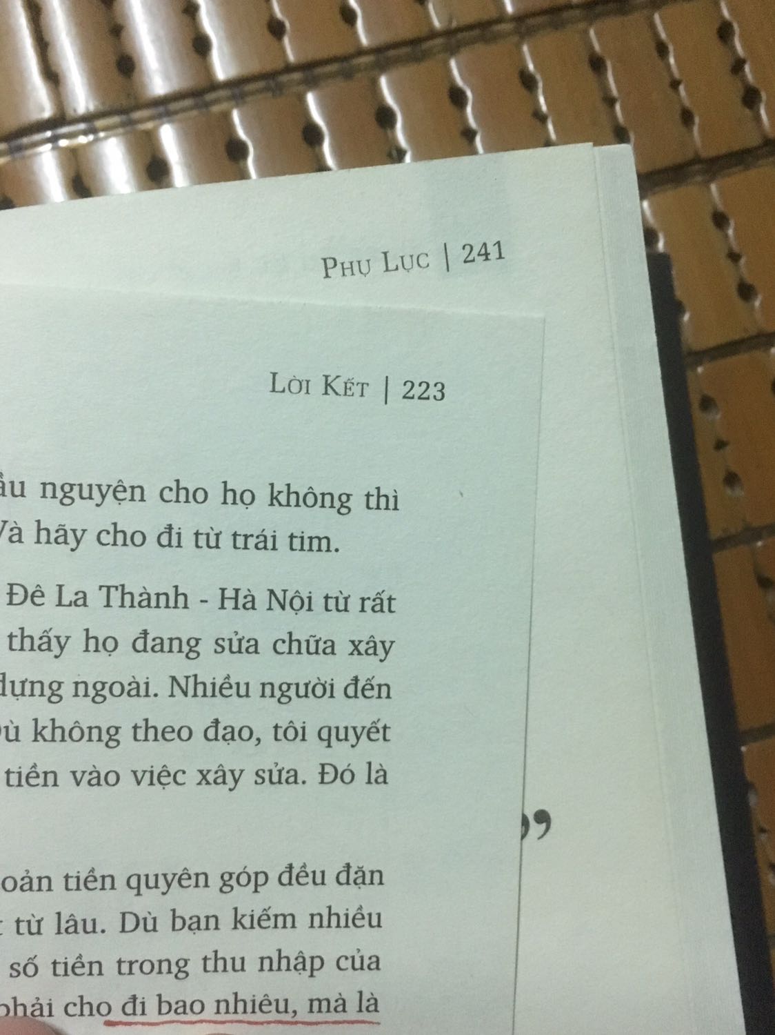Mình đc a Nguyễn Xuân Nam bên spa giới thiệu quyển sách này. Cảm nhận đầu tiên là sách rất thơm, logo nổi chuẩn sách chỉ firstnew chính hãng mà có điều mình ko hài lòng là khi mình đã đọc được đến nửa quyển sách mới phát hiện ra 2 lỗi to đùng như sau:
Thứ nhất là lỗi phần mục lục bị in lặp lại 2 lần nhìn khó chịu
Thứ hai là sách mất hẳn gần 20 trang sách từ trang 222 đến 241
Mình ko thể hiểu nổi một công ty sách lớn như vậy bao nhiêu năm trong nghành mà sai lầm ngớ ngẩn và ko hề có sự kiểm duyệt khi phát hành như vậy.