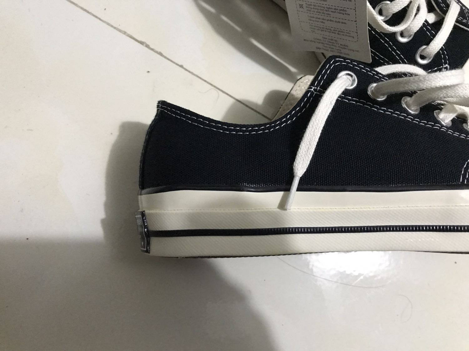 Thực sự thì mình không biết đây là giày real hay fake các bạn ạ, mình mua của Sneaker Buzz. Mình k phải dân chuyên nên khi check mình có so sánh trên mạng nữa, dưới dây là một số điểm khiến mình hoài nghi về đôi giày:
1. Màu sắc: mình có đính kèm 1 cái ảnh mình lấy trên mạng (2 đôi cao cổ), chiếc màu ngả vàng là fake còn trắng là real, đôi mình nó ngả vàng.
2. Miếng lót giày: miếng lót giày (k phải lưỡi gà) của mình khi lật lên thì nó chả có chữ mã gì hết, thường thì hàng real sẽ có.
3. Hộp giày: tem hộp k có hình sản phẩm, mình định trả hàng k nhận nhưng mà điều dưới làm mình quyết định lấy.
Bỏ qua 3 cái nhìn nhận trên thì một điều làm mình thắc mắc *** k biết đây là real hay fake vì đường may, đường gọt gần như hoàn hảo mấy bạn ạ, không một nét thừa. Đây là lí do mình quyết định trả tiền rồi nhận hàng. Mình tự hỏi nếu mình mua phải hàng fake thì công nghệ làm giả bây giờ đỉnh cao vậy sao?
À còn một cái là tem trên lưỡi gà nhìn khác với tem chuẩn, mình k biết họ có đổi tem hay k, nhưng tem in rất chắc.
Hi vọng bên SNEAKER BUZZ hay anh chị em bạn nào rành giải đáp giúp mình. Mua có mã giảm 600k mà sao thấy giống như hớ hơn là hời.