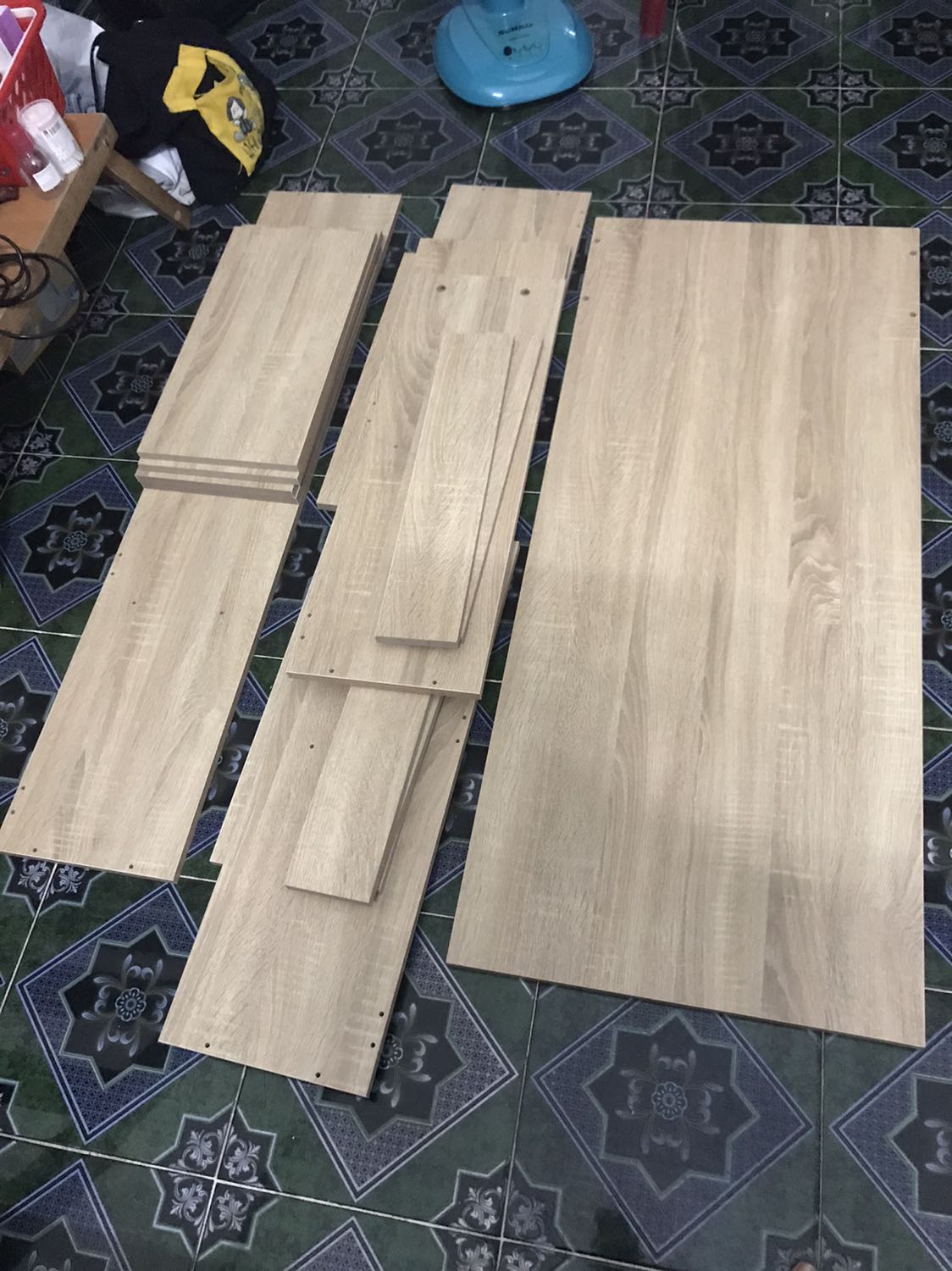 Bàn có một số chổ bị bong tróc nhẹ, tuy nhiên sau 2 tiếng cật lực thì cũng thấy oke lắm.
Nếu là con gái thì k nên lắp một mình, không quen nên rất khó lắp ốc, nên dùng tua vít điện thay vì dùng tay.
Nói chung chất lượng oke, giá cả hợp lý, giao hàng đúng hẹn, lần sau tiếp tục ủng hộ ?
Shiper dễ thương còn bưng dùm lên tận phòng. Bàn có một số chổ bị bong tróc nhẹ, tuy nhiên sau 2 tiếng cật lực thì cũng thấy oke lắm.
Nếu là con gái thì k nên lắp một mình, không quen nên rất khó lắp ốc, nên dùng tua vít điện thay vì dùng tay.
Nói chung chất lượng oke, giá cả hợp lý, giao hàng đúng hẹn, lần sau tiếp tục ủng hộ ?
Shiper dễ thương còn bưng dùm lên tận phòng.