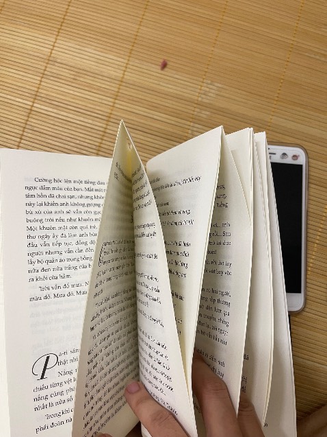 Lần t2 mua sách của Tiki và cả 2 đều ko hài lòng. Lần đầu mua của shop 7 ngày chờ đợi và đây là thứ tôi nhận lại, ko hề tôn trọng người mua gói hàng thì kém chất lượng sách thì dính tùm lum từ đầu tới cuối tổng cộng 10 lỗi. Cuốn sách về lịch sử Việt Nam, hiện tại tôi rất muốn đọc cuốn này nên đành phải cắt ra để đọc chứ ko đổi, mong shop chú ý đến cách đóng gói và chất lượng của sách!!!