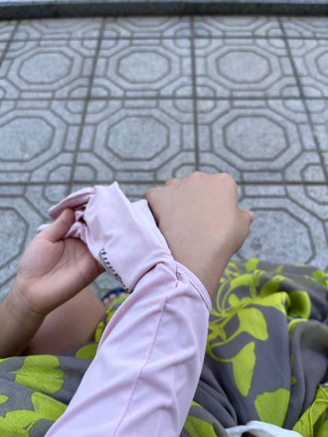 Găng ôm, đẹp tay, chất mềm mát. Có mở 2 ngón bên tay phải.