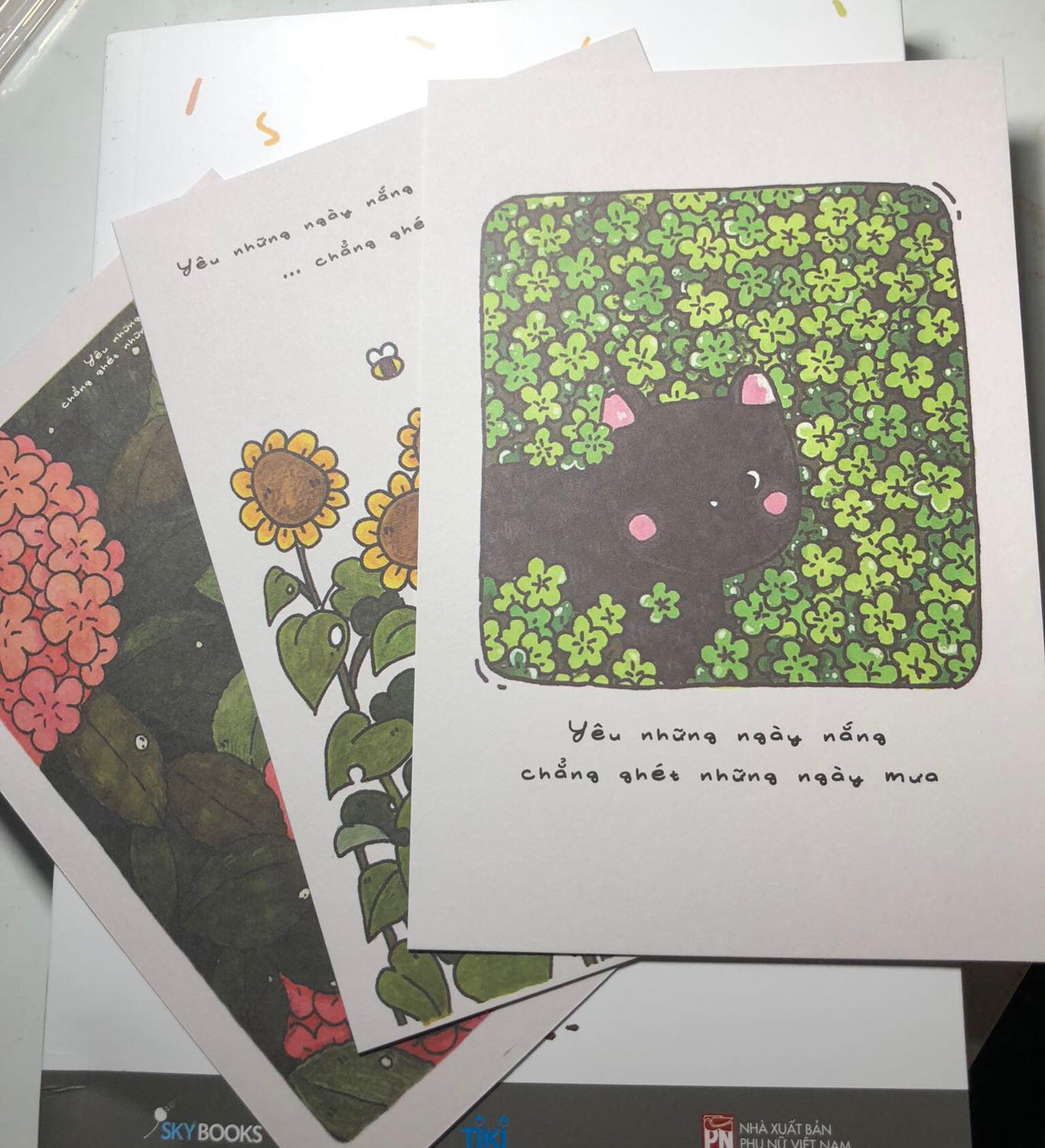 Sách siêu siêu đáng yêu cùng với những thông điệp rất ý nghĩa. Sách sẽ mang các bạn đến và nhận ra niềm vui từ rất nhiều những điều nhỏ nhặt. Tuy thời gian vận chuyển bị trễ so với dự kiến và cả khi sách bị cấn ở gáy thì mình cũng xem đó như một dấu ấn riêng biệt. Hy vọng các bạn có những quyển sách không phải là đẹp nhất, nhưng lại là những quyển sách khác biệt nhất một ngày thật ấm áp !
Mong anh chú Kulzsc sẽ mang đến cho mọi người thật nhiều đứa con tinh thần nữa nhé !