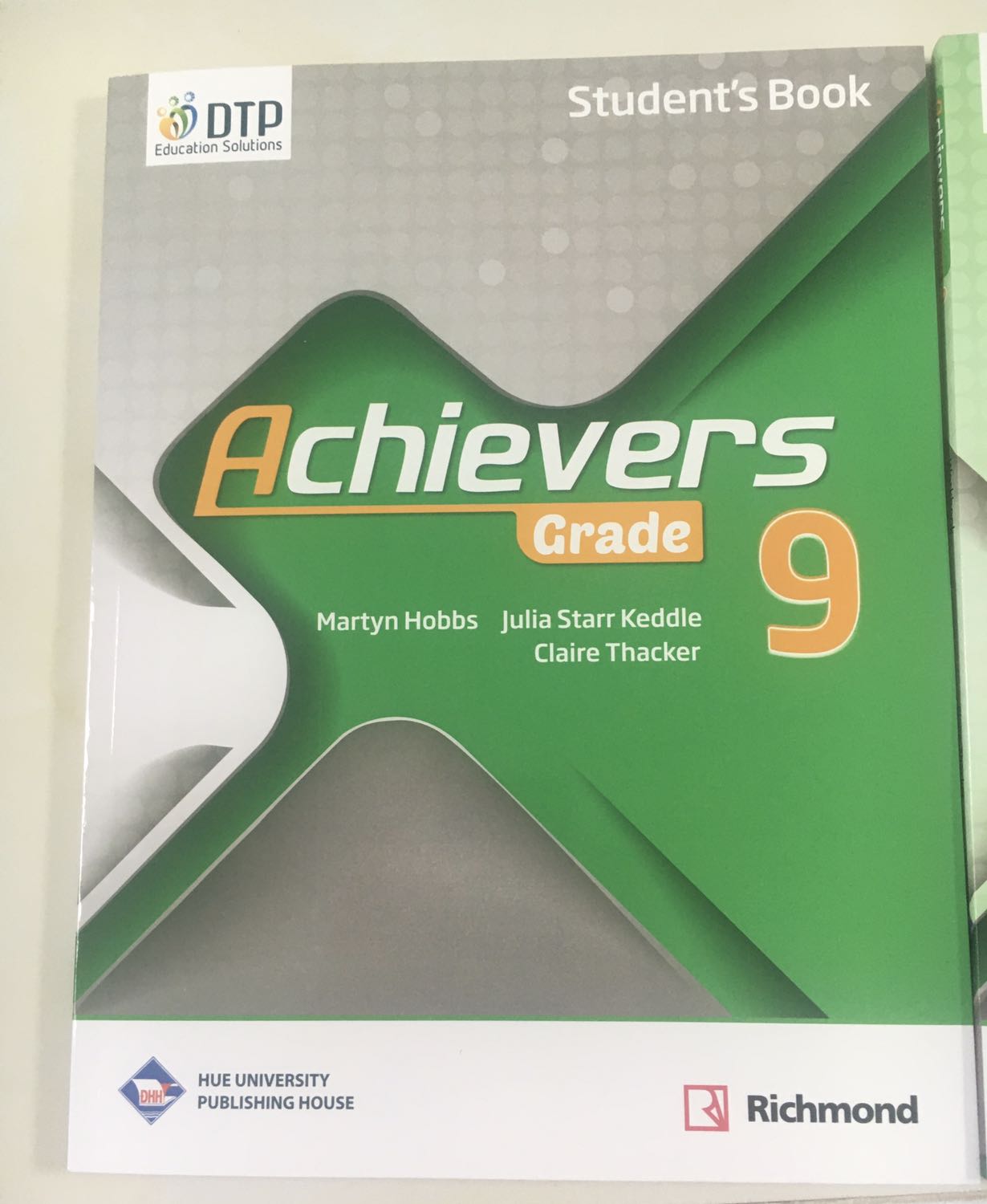 shop giao hàng nhanh, đặt 2 cuốn shop giao đầy đủ k thiếu cuốn nào
shop cho kiểm hàng nên yên tâm mua hàng, sách đẹp, shipper nhiệt tình lắm ạ