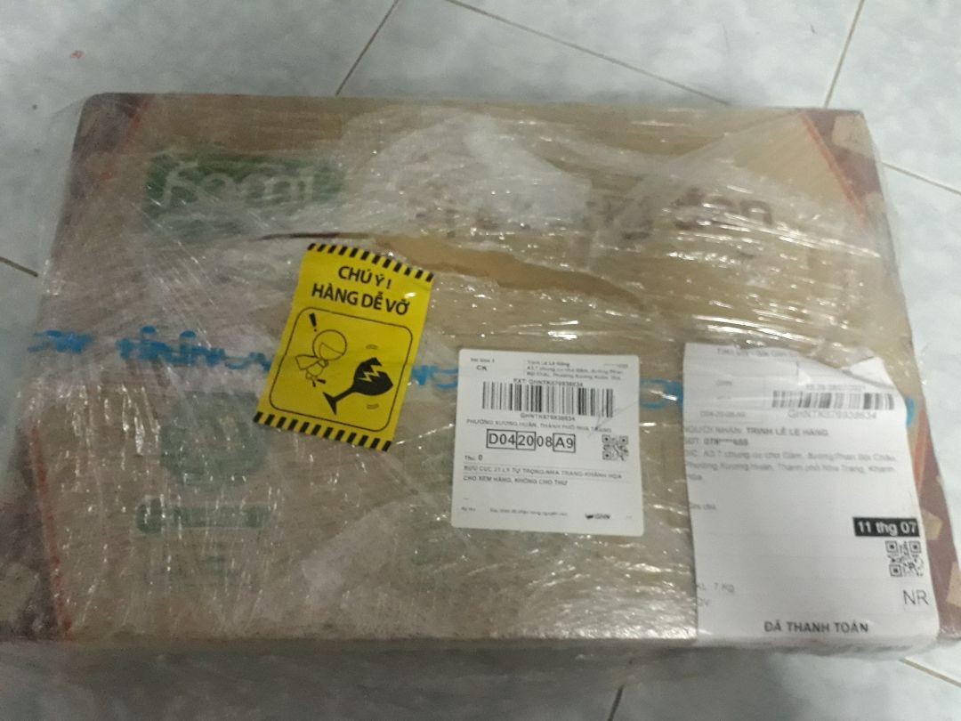 giao hàng khá nhanh, sp còn nguyên vẹn, về sp thì mình thấy uống cx ngon, có vị ngọt của đường đen:)), ko quá ngọt,  cũng vừa uống. nchung là hài lòng. mình thấy fami cũng ra nhìu vị mới khác nữa nên cx sẽ mua thêm về thử^^