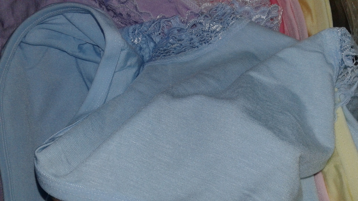 Sản phẩm y như hình nha mọi người, không dày không mỏng, mặc cảm giác không nóng, mặc nhẹ, mình mặc thấy ok nên là mua 2 lần rồi ạ. 
2 đơn hàng có 1 cái đường may bị lỗi, mình may lại được nên cũng không sao hihi
Có hình mọi người tham khảo nhé: