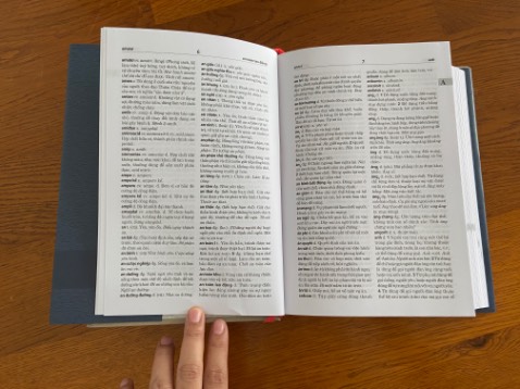 Từ điển kinh điển cho ai yêu thích tiếng việt, từ điển in đẹp , bìa cứng, dầy dặn, về nội dung không có gì bàn cãi với tác giả là giáo sư Hoàng Phê & ấn hành bởi viện ngôn ngữ học