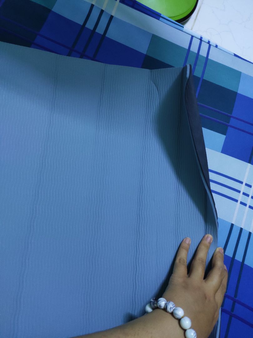 mình đặt 2 thảm đều là xanh coban, uh thì màu khác nhau thôi k bàn đến, nhưng tại sao cái màu nhạt hơn lại cũ hơn thế? về chất, thật sự nó bị gập cuộn, kiểu như gãy ở dưới hình, mình có cố cũng k thể làm thẳng, hơn nữa k phải mỗi chỗ đó, nhưng chỗ khác của thảm cũng bị dấu ấn đè, chèn gây móp thảm, thật sự mình mua mới mà như kiểu thảm cũ này mình xin thua! cái thảm còn lại thì mới y, màu cũng đậm nữa. dây và túi đầy đủ. shop có kèm theo card để k hài lòng thì gọi or nt cho shop trc, nhưng qua vài h thì gọi k nghe và nt k trả lời, xl mình k quá thích thế ạ! mong có chính sách giải quyết sớm cho mình!