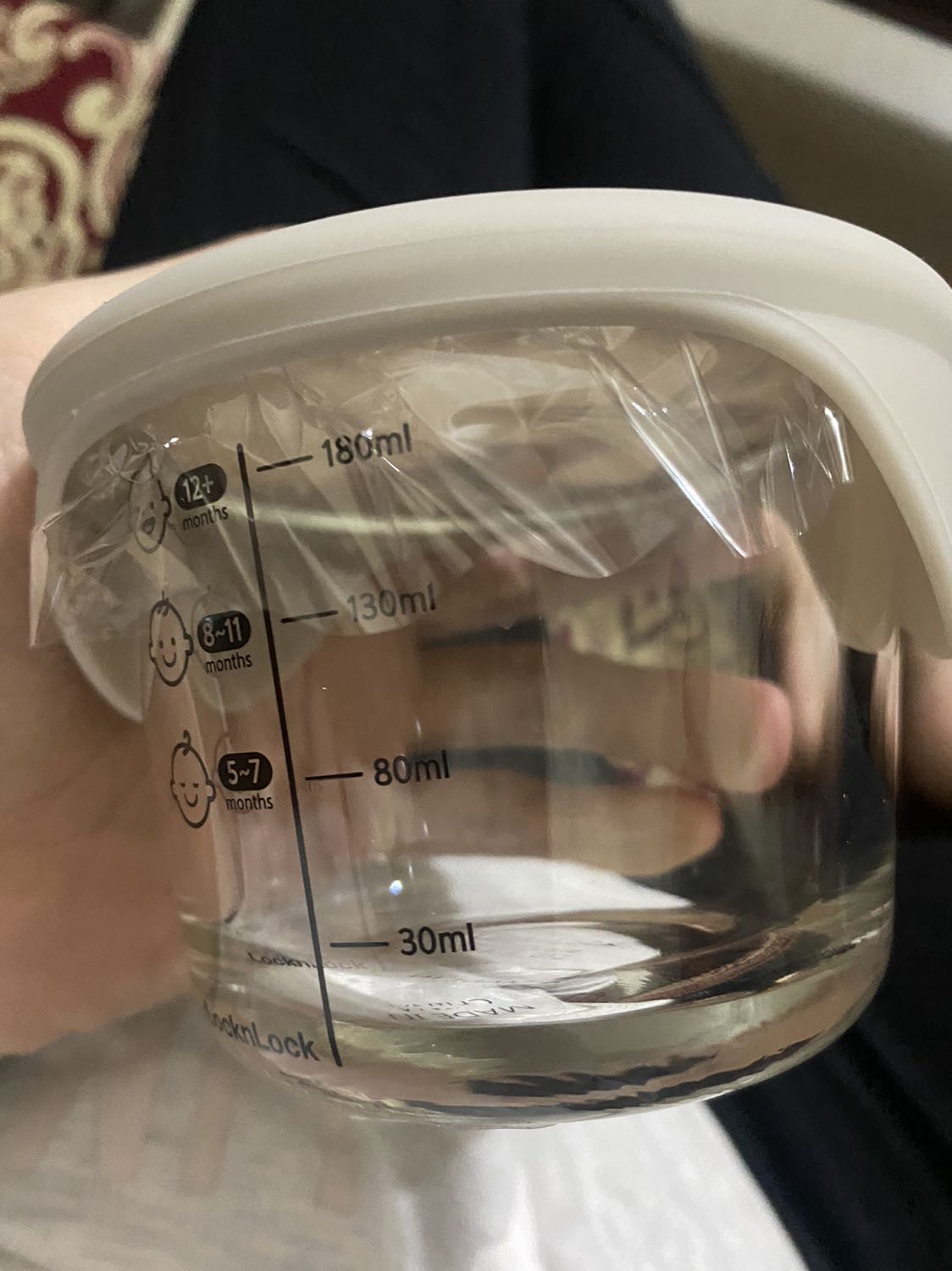 Nắp silicon giao đến khá bụi bẩn. Dù sản phẩm
Bọc kĩ. Thuỷ tinh khá dày. Hi vọng xài lò vi sóng ổn. Hũ nhỏ hơn mình nghĩ. Nhưng cũng tạm được.