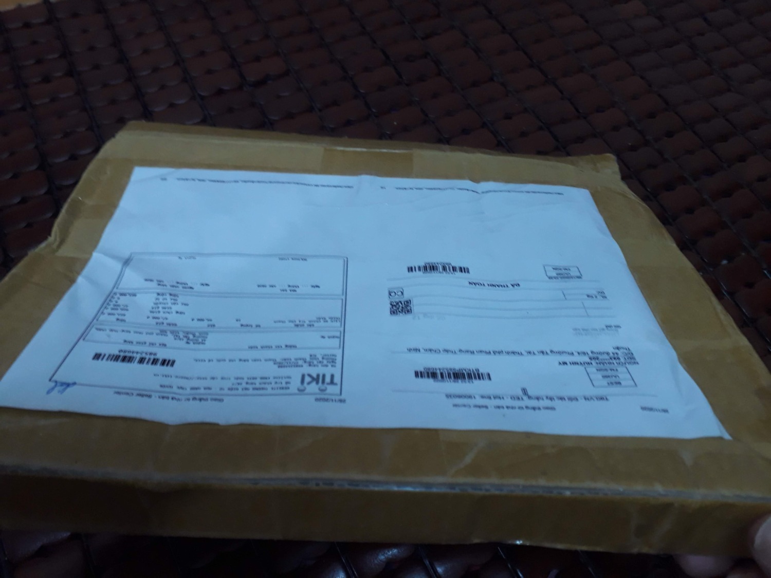 Mình đặt 10 sản phẩm Lịch sử chính trị cho thanh thiếu niên về làm quà.
Đặt từ 27/11 mà đến hôm nay (09/12) mới nhận được một hộp mỏng lét, nhỏ xíu. 
Khui ra chỉ có một cuốn tập tô màu cho trẻ con.
Nếu cửa hàng hết sản phẩm, có thể hủy đơn hàng, hoàn tiền lại cho khách hàng.
Sao lại để khách hàng chờ cả nửa tháng rồi lại gửi sách trật lất vậy ạ.