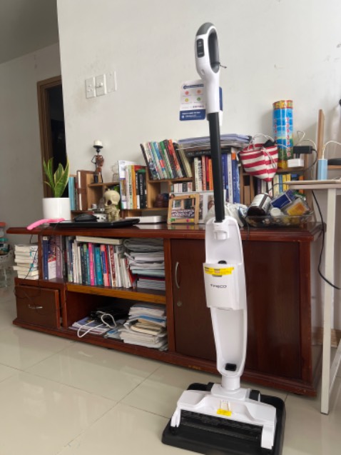 Lau sạch, ổn. Tiếng hơi ồn. Lau cái nhà 69m2, 2 pn k kịp pin. Chạy liên tục trong tầm 15p. Chưa để ý coi sạc pin bao lâu nữa.