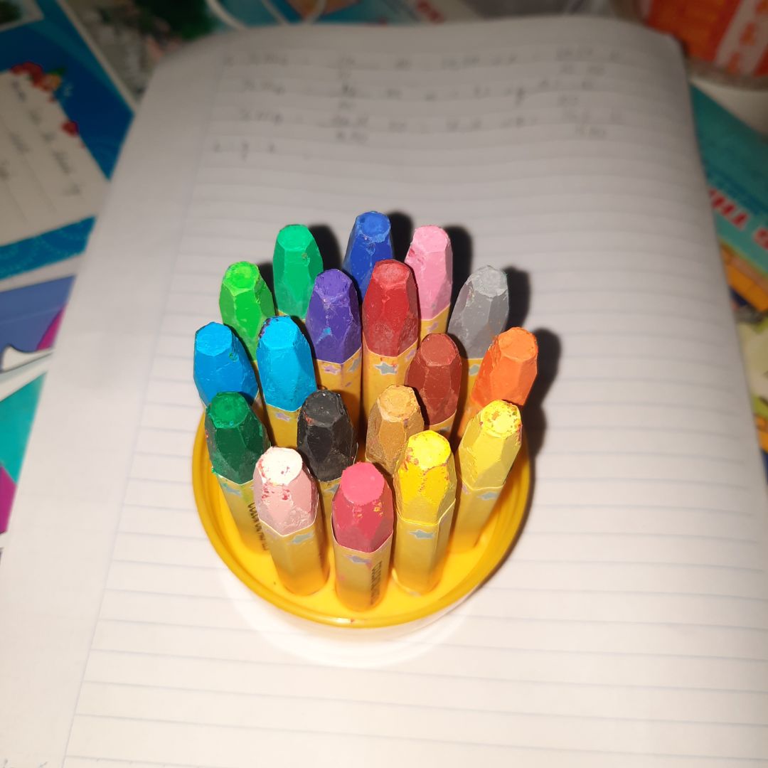 Lần đầu mua màu sáp như này, mình thấy màu sáp này hơi cứng so với mấy màu khác. Nhưng mình cũng kh dùng nên chưa đánh giá kĩ được, mình mua làm quà sinh nhật thui