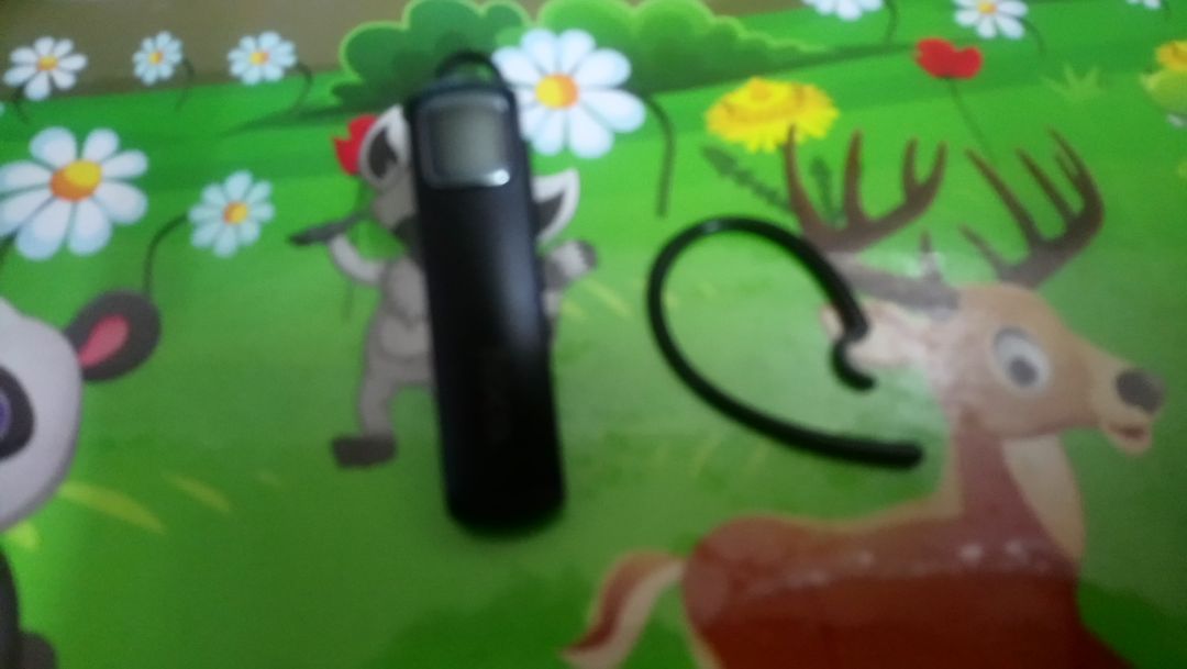 Tay nghe Bluetooth hoco E. 37 xai rất ok, nhưng sáng nay nó bị gãy cái móc chỗ vành tay, vậy shop có bán cái móc màu đen không, nếu có hãy bán cho tôi, để tôi khỏi phải mua cái khác, hãy trả lời sớm cho tôi biết.