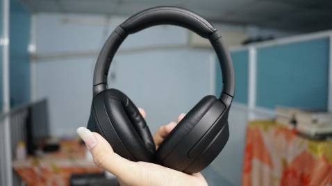 Lúc mua không hề biết trên Thế Giới lô WH1000XM4 này bị lỗi bản lề rất nhiều, số xui Tiki giao trúng cho mình cái bị lỗi đó. Hy vọng tiki đọc được cái review này và có chính sách hỗ trợ mình.
Mọi người lên Youtube tìm: sony wh 1000xm4 lỗi bản lề là ra video của mình.
Chỉ cần tìm Google Sony WH1000XM4 creaking plastic sound là ra một đống kết quả của những người mua trúng hàng lỗi. Mình nghĩ Sony làm ăn uy tín, chỉ cần đem tới trung tâm bảo hành họ sẽ đổi hoặc sửa cho mình. Không ngờ khi mang đến, họ giả bộ *** xíu rồi bảo bình thường, không lỗi gì hết. Cầm xoay cái bản lề nó kêu ọt ẹp như thế mà bảo không lỗi ? Tai nghe hơn 5 triệu mà để lỗi gia công như thế giao đến cho khách hàng ? Đeo vào mỗi lần cử động đầu nó cứ kêu cạch cạch thì sao xài ?
Mình phải đi mượn cái micro để quay video thu âm lại đăng lên cho mọi người lưu ý, ai xui mua trúng cái lỗi giống mình thì Sony nó ko bảo hành đâu.