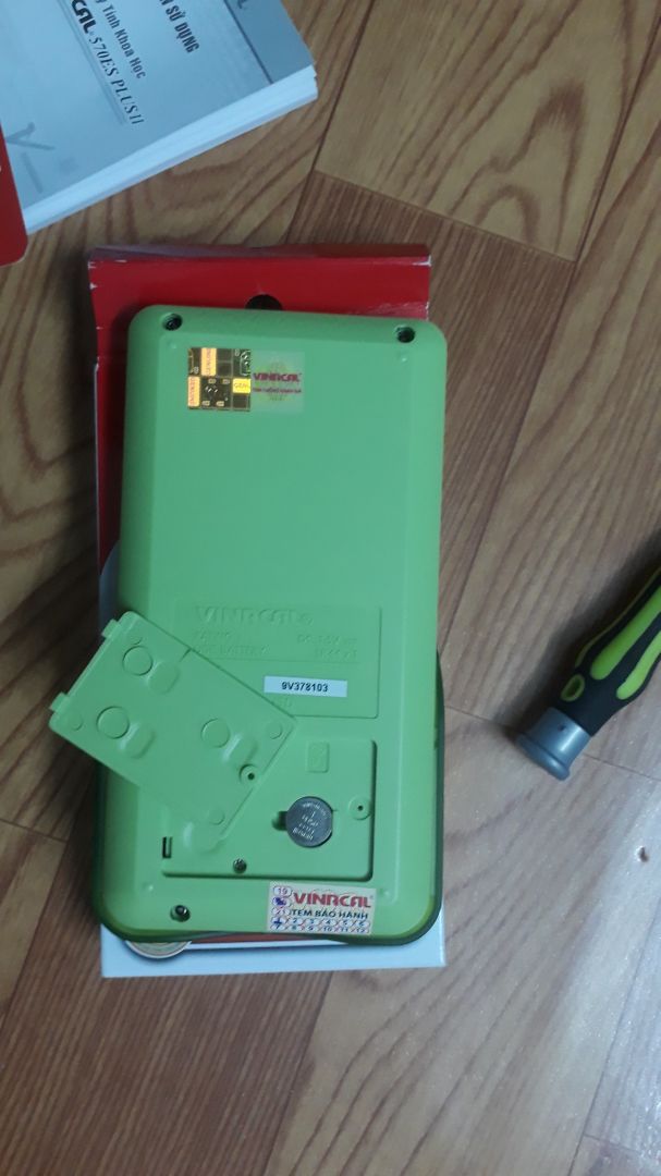 Hàng mình mua của Tiki Trading, mặc dù vậy mình vẫn sợ hàng giả vì nó có thể ảnh hưởng đến kết quả học tập của thằng em mình nên mình *** khá kĩ. Về  phần tem chống hàng giả thì đều giống cách miêu tả trên trang của vinacal (bạn nào muốn biết thì lên trang chính hãng của vinacal xem), còn về phần tính toán của máy thì *** thử các phép tính trên đều đúng kết quả hết. Tuy nhiên,chức năng kiểm tra phiên bản hay *** phím bằng shift-7-On của phiên bản 9V này bị bỏ đi hay sao mà mình nhấn thử thì không dc,chắc nó cũng ko quan trọng. Nói chung thì chỉ cần tính toán đúng là ok rồi.