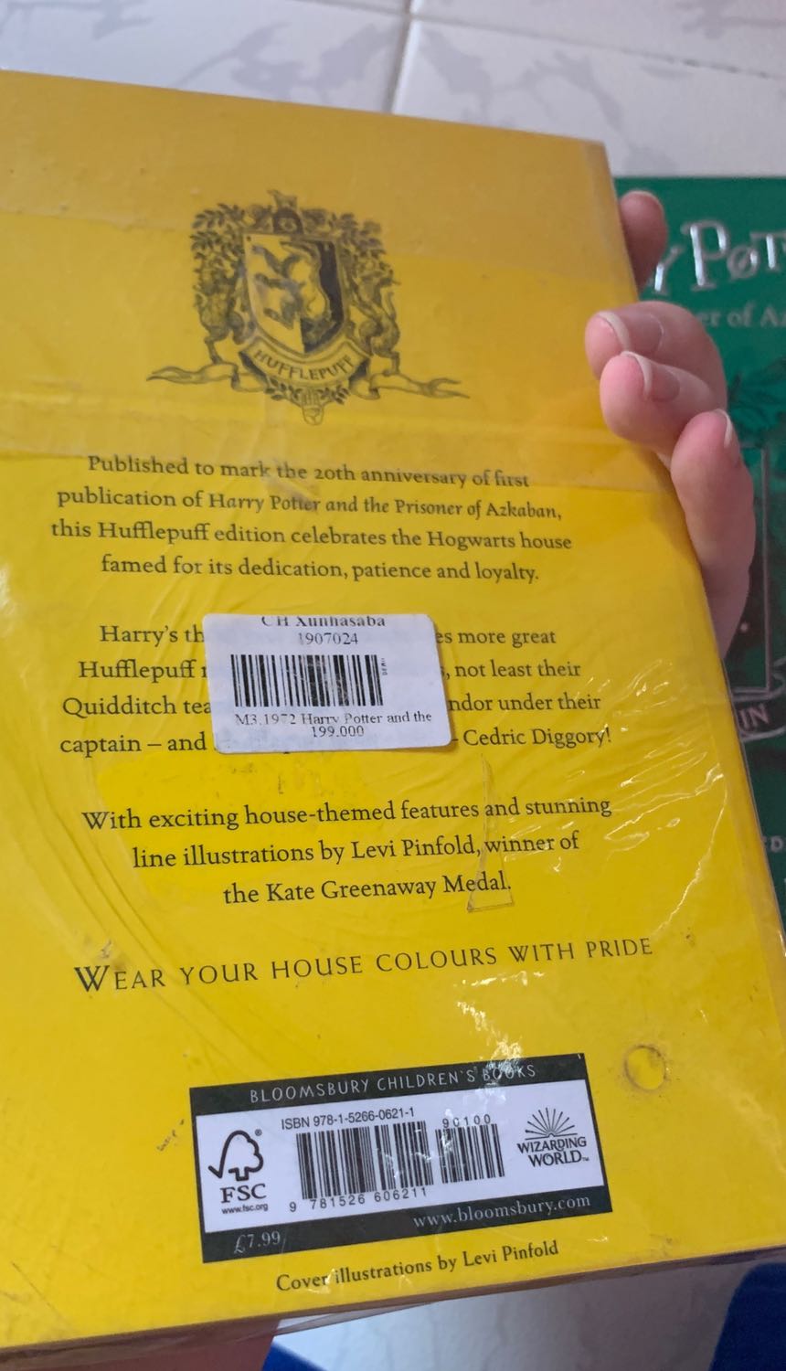 Mình mua 3 cuốn, cuốn xanh lá và xanh dương còn mới toanh. Tuy nhiên cuốn vàng nhìn hơi cũ (bao bì bọc cũ thui chứ sách ko cũ). Shop có gửi thêm tờ giấy cảm ơn khá cute. Thời gian giao hàng khá lâu vì vận chuyển tít ngoài Hà Nội vô TPHCM