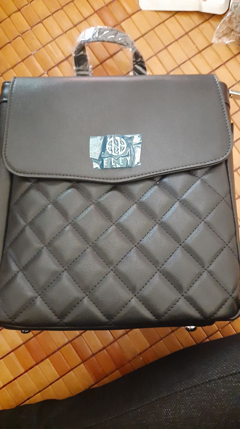 Hàng đẹp, da mềm, form ổn, shop có nhét thêm giấy để giữ form balo, hơi có mùi da mới. Mua hàng vừa được giảm giá vừa được voucher nên mình rất ưng ý. Thích balo này lắm luôn ý, vừa đeo chéo vừa đeo sau lưng đc.