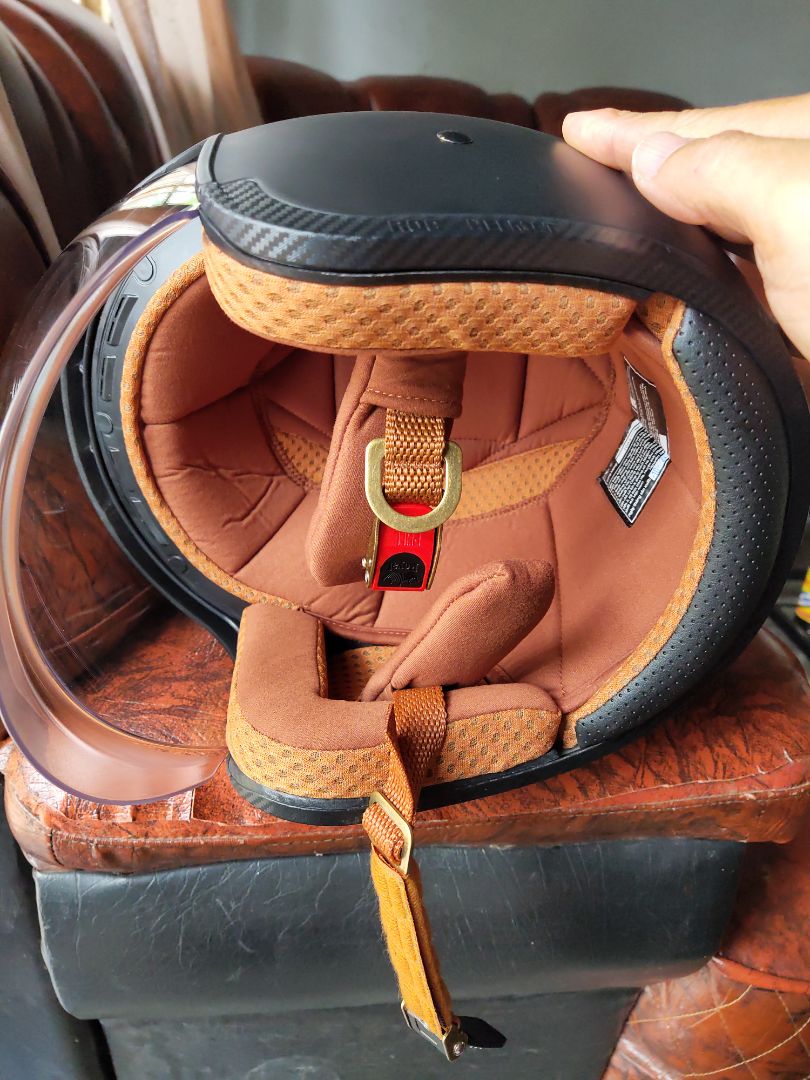 sản phẩm chất lượng tốt. rất đáng với số tiền bỏ ra. gia công chưa đc tỉ mỉ lắm. nhưng về tổng thể là đc. lớp vải may bên trong đẹp. khoá gài mũ tốt. tiki giao hàng nhanh và đóng gói sp chất lượng.