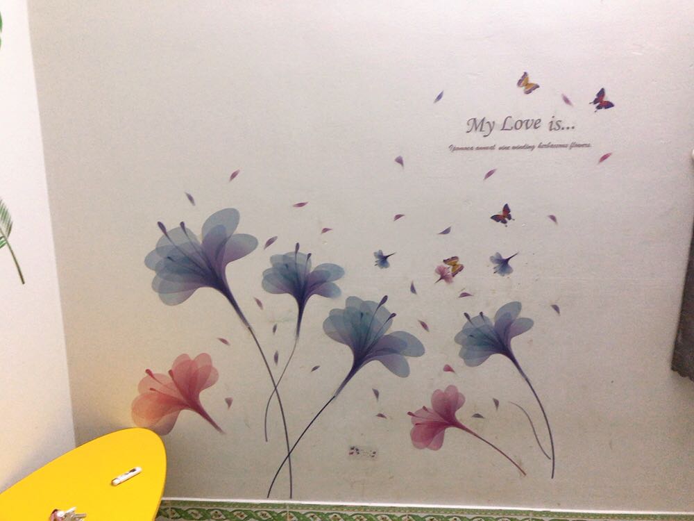 Hình đẹp nhưng keo bám ko chắc, dù rất cố gắng nhưng có 1 vài thanh ko bám đc phải bỏ đi. Hoa thì có cánh ko dính, phải dùng băng keo 2 mặt để dán kèm phía trong. Có lẽ sản phẩm này tồn kho hơi lâu nên đc giảm giá sâu. Nhưng nhìn chung, dán lên trông rất dễ thương, dù chất lượng chưa đc hài lòng lắm.