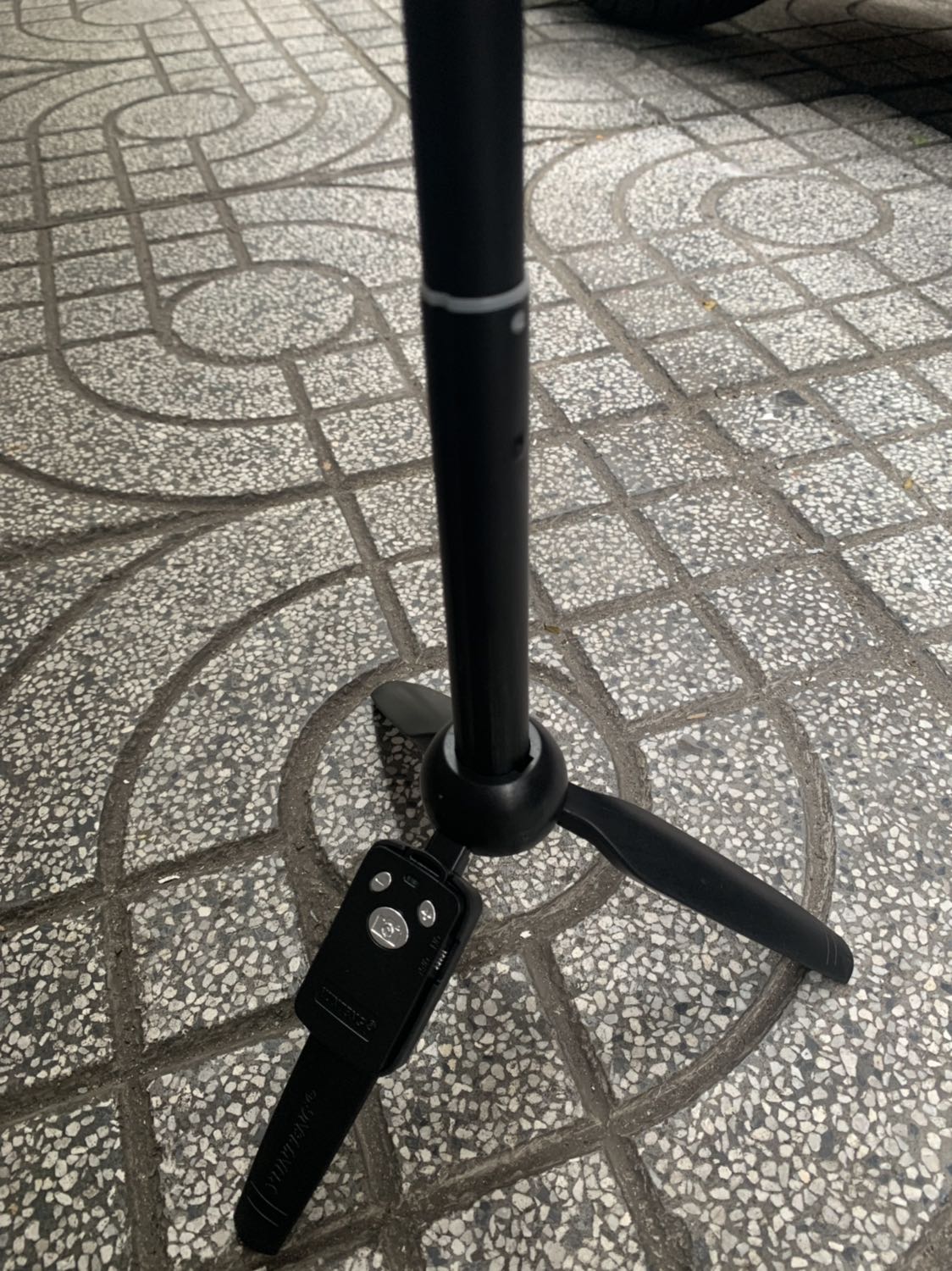 Hàng chuẩn chính hãng , cầm chắc tay , linh hoạt chụp mọi góc độ , có remote chụp ảnh từ xa ,tích hợp cả cầm tay và tripod rất tiện lợi !