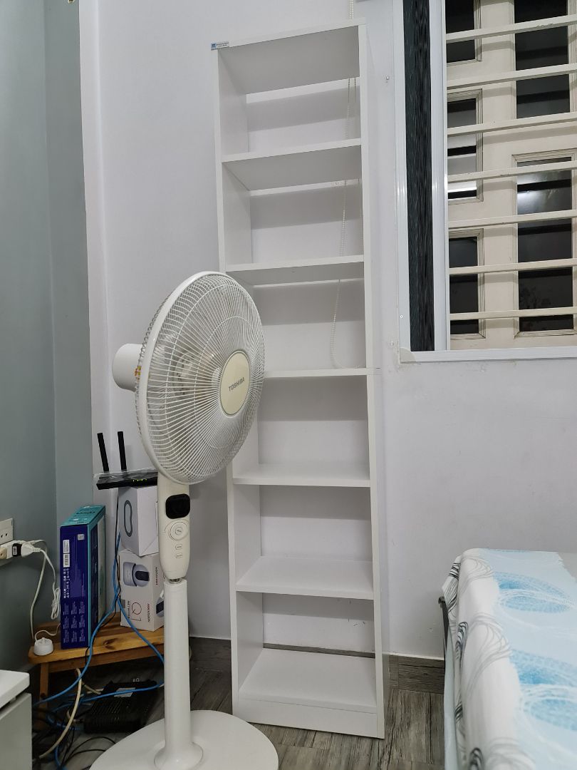 Đúng gỗ xanh như quảng cáo, dầy 17mm, rất nặng chứng tỏ gỗ tốt. Đóng gói rất kỹ, lắp ráp cũng dễ dàng, do shop có note lại vị trí trên từng miếng gỗ.
Nói chung là rất đáng đồng tiền khi so sánh với các cửa hàng gỗ ngoài tiệm, kể cả các cửa hàng gỗ online.
Kệ gắn xong để tạm đó!
P/s: App Tiki quá tệ, add hình là app đứng!