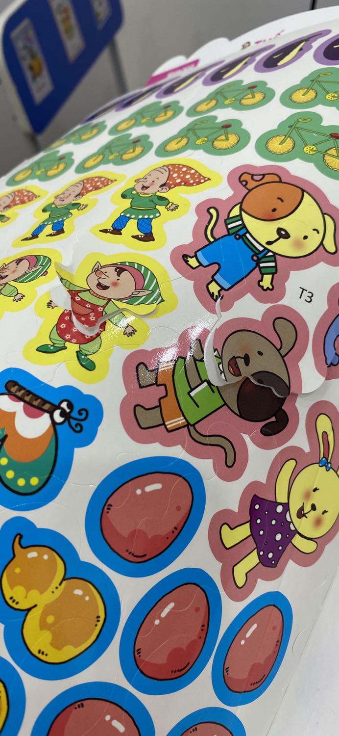 Quyển này phần sticker bị cắt lệch nên không thể dùng được. Đề nghị người bán gửi cho tôi quyển khác