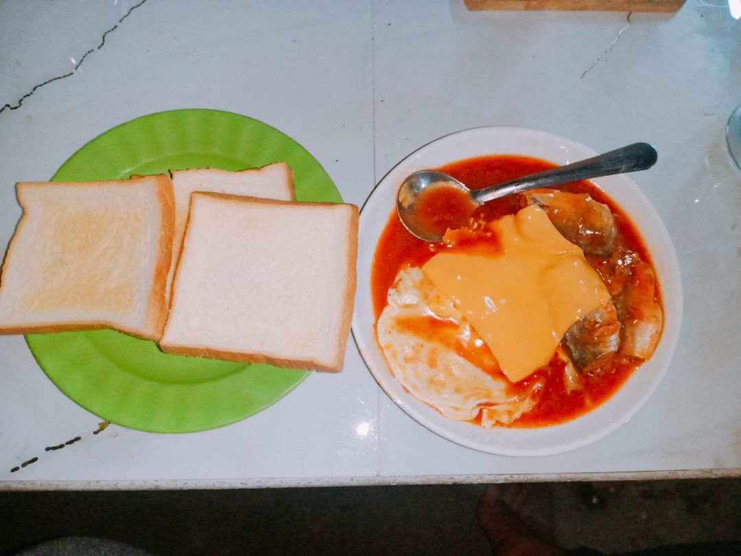 nhận máy nướng tuần trước bây giờ mới đánh giá.  
thực sự rất hài lòng với cách làm việc của tiki . thấy hàng có lỗi lập tức huỷ đơn và thông báo còn tặng kèm voucher giảm % . 
nên chọn mẫu này đặt hôm trc là hôm sau giao luôn cho mình.  máy đã sử dụng 4 -5 lần rất tuyệt. nướg bánh mì rất thơm và giòn.  
hoàn toàn hài lòng về shop cũng như Tiki