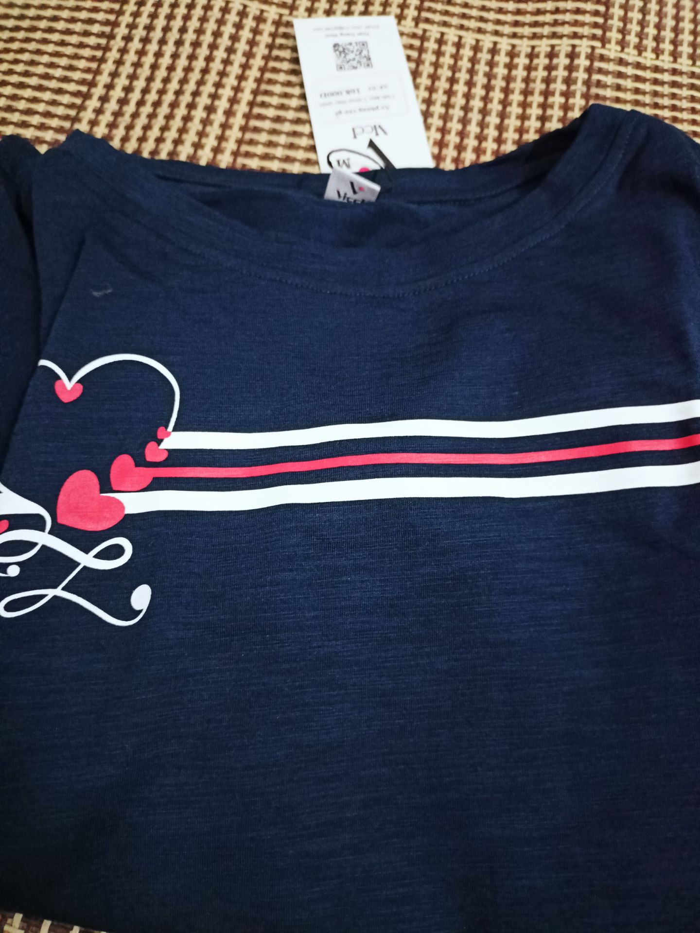 kiểu áo và màu sắc đẹp, giống hình shop đăng. Khi mua áo thì mọi người cân nhắc tăng size áo lên nhé. (dưới hoặc bằng 40kg thì mặc size M). Nhìn chung hài lòng về sản phẩm nhận được.