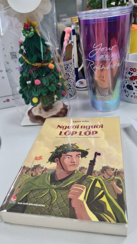 [Người người lớp lớp]
Tiểu thuyết đầu tiên về chiến dịch Điện Biên Phủ 
Người người lớp lớp viết tương đối toàn diện về chiến dịch từ lúc các đại đoàn chủ lực của ta hành quân lên Tây Bắc, thay đổi chiến thuật kéo pháo vào, kéo pháo ra, trận đánh mở màn Him Lam, những ngày đào giao thông hào và giây phút phất cao lá cờ quyết chiến quyết thắng trên nóc hầm Đờ Catxtơri. 
Một tác phẩm viết về hiện thực chiến tranh khốc liệt nhưng vẫn đậm chất thơ, chất tình.
Một tác phẩm khắc họa rõ nét hình tượng người lính nông dân, yêu nước, lạc quan, bền gan và quyết liệt. Cuộc sống ngày đêm cứ như sóng cuồn cuộn bao la, không bao giờ dừng lại, con người cũng thế, cứ lớp này đến lớp khác, lớp tân binh nối tiếp cựu binh, người dân làng này rồi làng khác cứ thế xô lên, có người ngã xuống, có người rẽ ngoặt, có người chắn ngang, có người tiến về phía trước...nhưng tất cả không ngừng vận động.
#nguoinguoiloplop