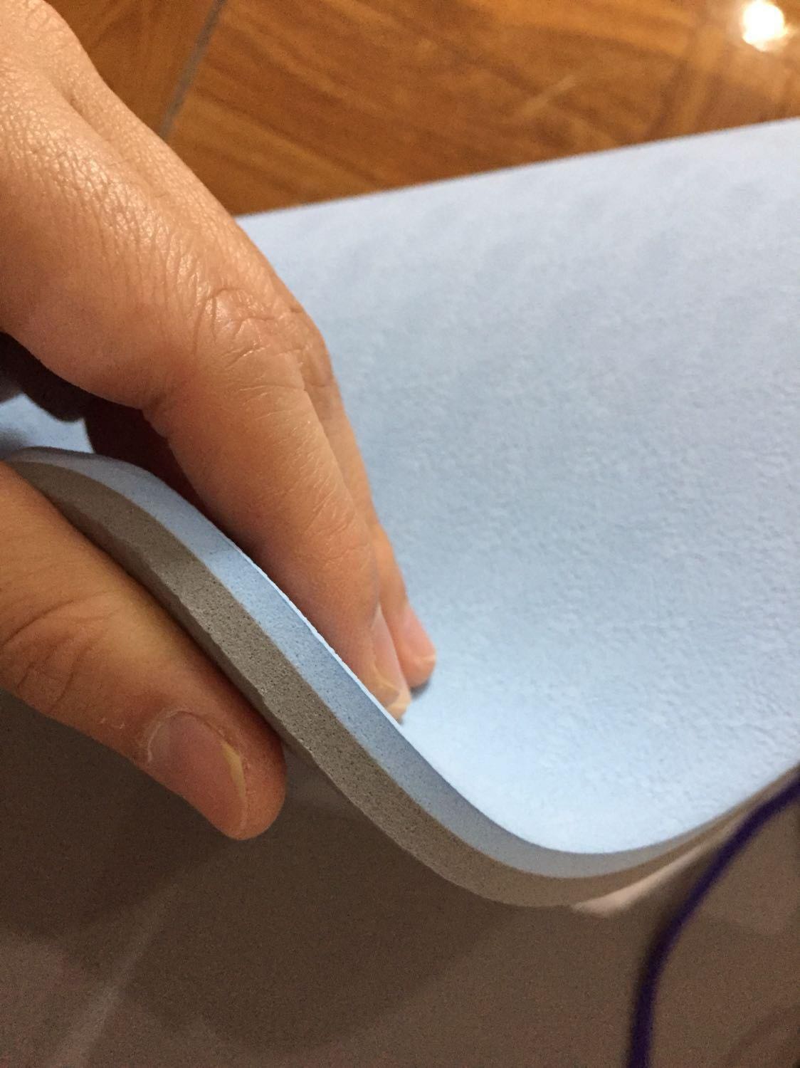 Dây cũng chắc chắn lắm các cccm ạ!
Màu sắc khá nét, không bị loang như nhiều hàng trôi nổi khác
Thảm rộng và dài nên tập khá thoải mái
TRên nền đá hay gạch hay gỗ đều bám sàn tốt.

Em là cho 9,8 điểm. nhé…

Tiki giao hàng nhanh thật, vừa đặt tối qua chủ nhật, sáng gọi điện giao hàng luôn :)) gói hàng cẩn thận, đầy đủ phụ kiện. Thảm Eco Friendly của miDoctor chất lượng rất tốt, êm, dày dặn, thảm 6mm giao đúng ý, 

random mà cũng đc màu đẹp, vui quá