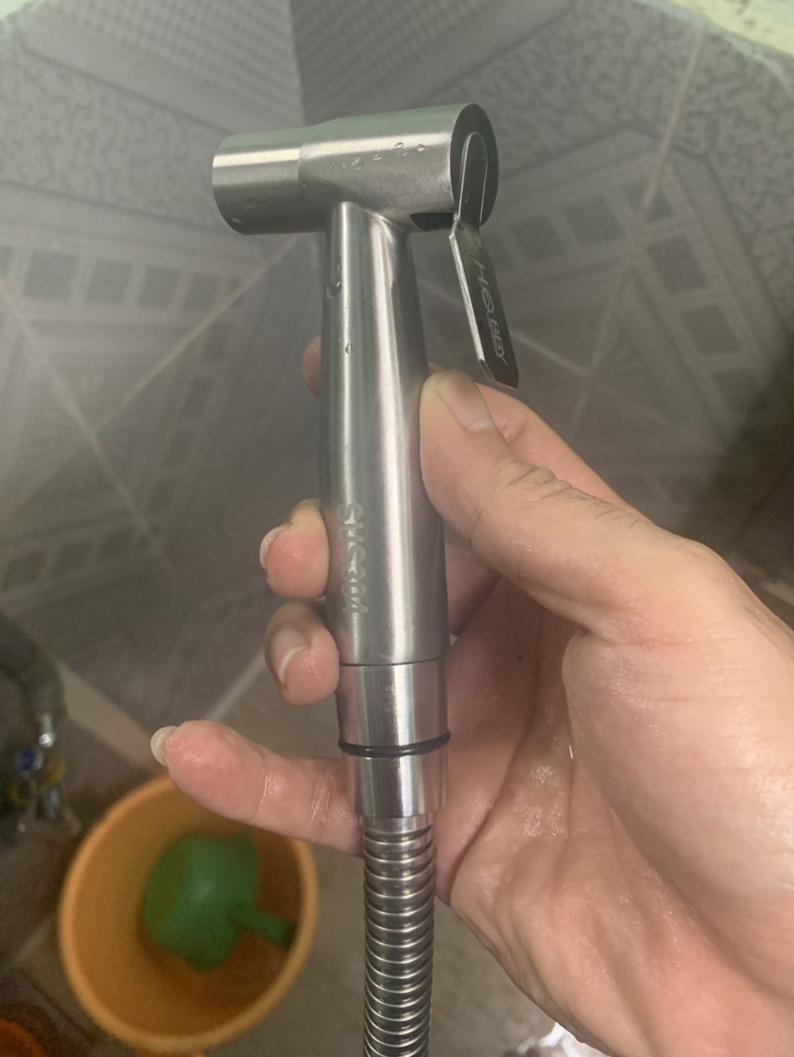 Chất liệu ok. Tốt. 5 sao cho shop phát triển.
Tuy nhiên mình có góp ý thêm là lực phun mạnh chứ không phải cực mạnh nhen. 
Xét về lực phun 7.5/10 điểm thôi (Điểm ở đây được xét với đầu vòi nhựa thông thường mình đã xài)