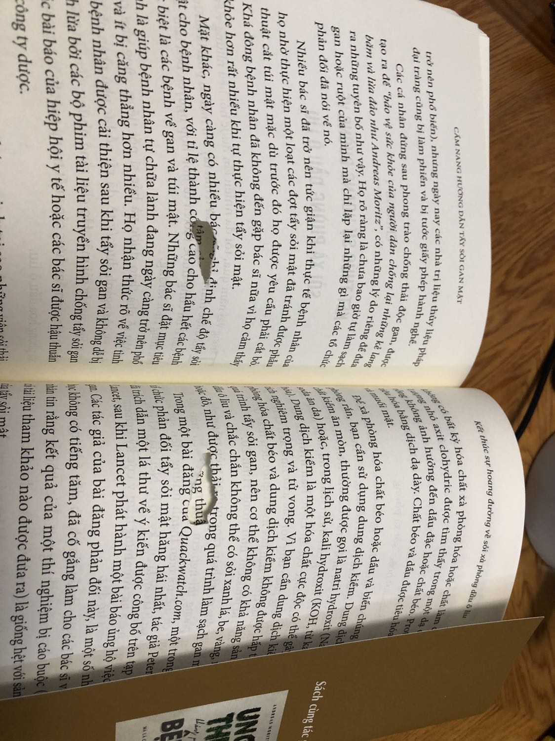 Nội dung sách rất hay và bổ ích cho sức khoẻ, cho chúng ta hiểu biết về cơ chế hoạt động và cách chữa lành cơ thể theo pp thải độc gan mật. Tuy nhiên sách bị thủng rách mất 6 trang, lần đầu mìh bị nhận sách kém chất lượng như vậy! Nên trừ 2 sao cho chất lượng giấy rách!