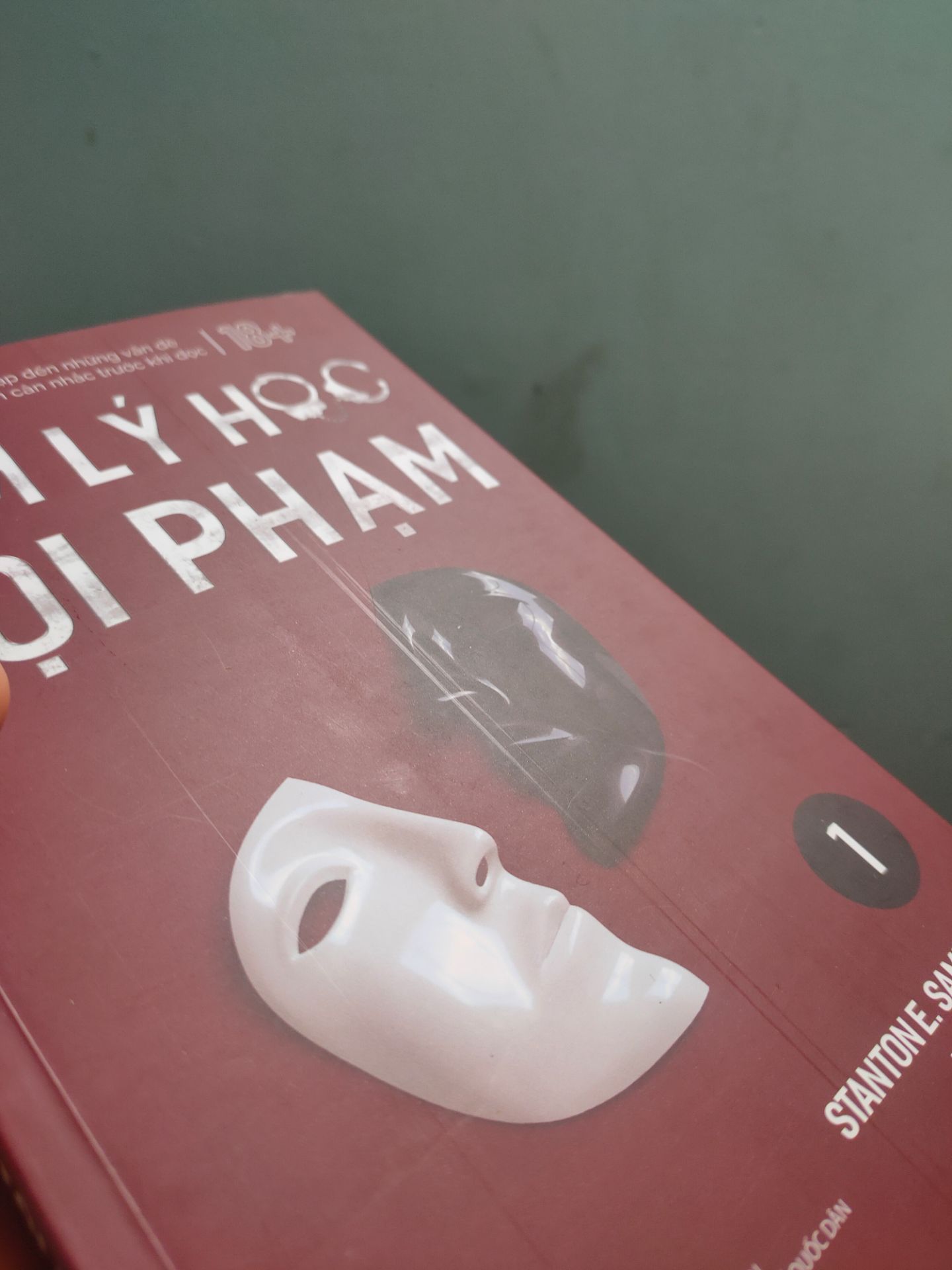 Tiki giao hàng siêu siêu nhanh đặt lúc tối chủ nhật là ngay trưa thứ 2 có r. Sách có bọc vs chống sốc khá tốt nhưng mà trên sách mình bị mấy lằn kẻ nhỏ nhưng vẫn khá ổn, sách không bị nhăn hay cuốn góc luôn. Nói chung thì mua ở fahasa trong tiki là quá ư là tuyệt vời...