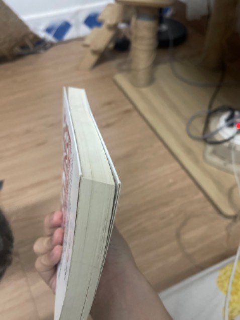 Sách như sách cũ. Khi giao đến sách ko có bọc kiếng, viền và bìa sách bẩn và móp méo :) quá chán