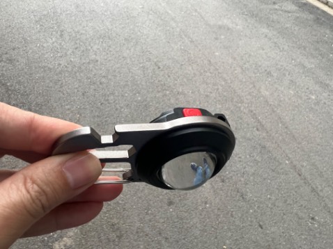 Hình ảnh là mặt đèn led phẳng, giao hàng lại là loại kính lồi, rất vướng víu