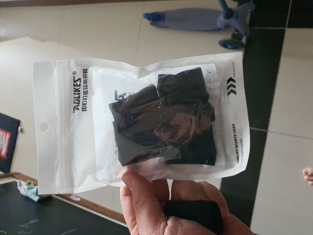 đeo ok. ngón tay ko bị quá căng. nhưng chỉ đeo 1-2 ngón chứ đeo cả 5 ngón thì ko còn cảm giác dằn bóng