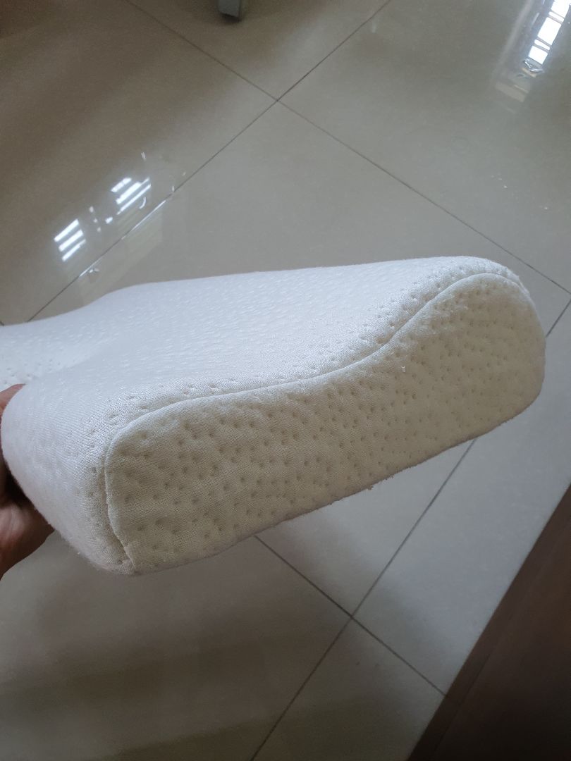 Dùng cũng được. Mềm hơn gối cao su thuần, nhưng vẫn hơi căng căng, không mềm bằng gối của Zuri