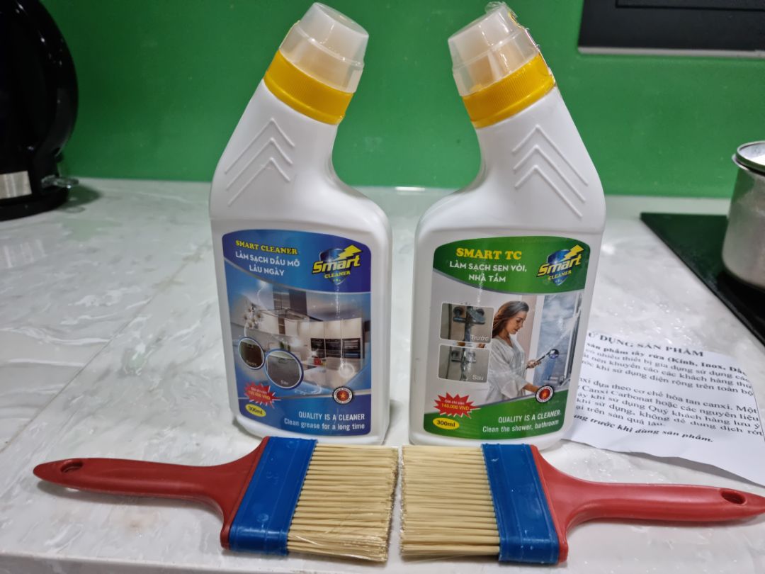 chà thử cái chảo thấy sạch tinh, hình trước và sau khi chà. đổ dung dịch lên, để 5p, dùng cọ là ra hết các vết, những chỗ cứng đầu thì dùng miếng nhôm chà nồi để chà