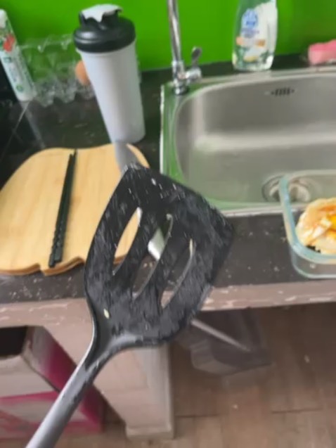 Sáng mình chiên trứng cũng bằng bếp hồng ngoại sunhouse mà chịu nhiệtt quá kém, chảy nhựa rồi