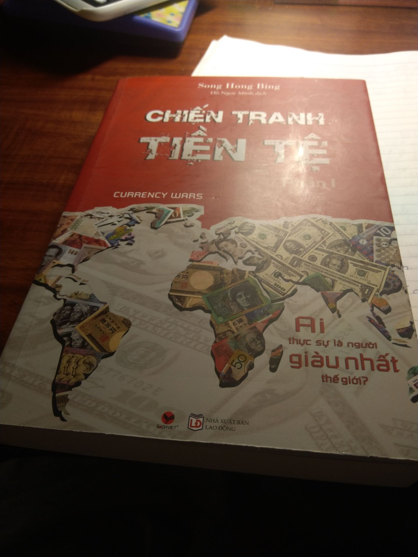 Đọc quyển sách này khiến bản thân mình nhận ra đồng tiền cũng như 1 món hàng trao đổi không hơn không kém. Bạn muốn tìm hiểu về nền kinh tế và các tấm gương trong lĩnh vực tài chính, hãy đọc nó