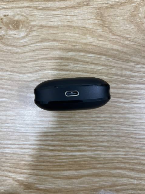 Tai nghe chống ồn tốt, micro rất êm, nghe nhạc rất sướng luôn, nghe gọi mượt mà, nút cao su nên đeo khá thoải mái, bộ đi kèm còn có 2 size nút tai nghe cho thêm để thay đổi, rất dễ kết nối luôn nhé, Bluetooth 5.1 nên rất mượt luôn, nếu pin yếu sẽ bị delay 3-5 giây còn bình thường thì ngon lành cành đào, rất đáng tiền luôn