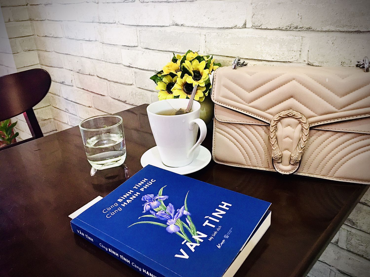 Sách gôm những truyện ngắn thể loại tản văn, gần gũi với cuộc sống rất dễ đọc. Các câu chuyện ngắn được viết trong khoảng thời gian mới bắt đầu hôn nhân của chị Tình…. Đọc sách các bạn sẽ có thể học được nhiều khía cạnh để giao tiếp với bạnđời trong hôn nhân