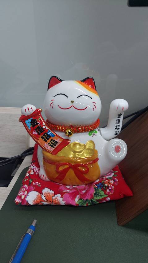 Không có sạc, cho 2 sản phẩm mua và chi tiết không phải hoàn toàn vẽ mà kết hợp in dán