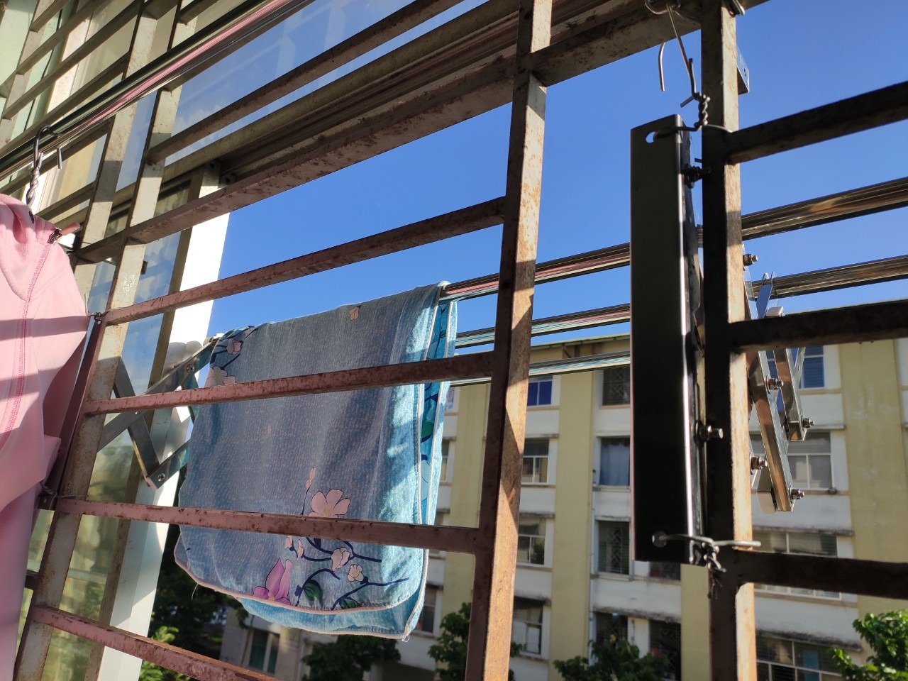 Giá Phơi Đồ Inox Co Giãn Thông Minh Prota - 120cm được làm bằng inox chắc chắn, tiện lợi, thích hợp cho chung cư, nhà có không gian nhỏ, trong hình do nhà mình phơi ngoài cửa sổ nên mình tháo bớt ra 1 cây, chỉ có 1 điểm trừ là các thanh phơi làm gần nhau quá, nên được thanh ngoài cùng, còn lại thì chỉ phơi được khăn thôi.