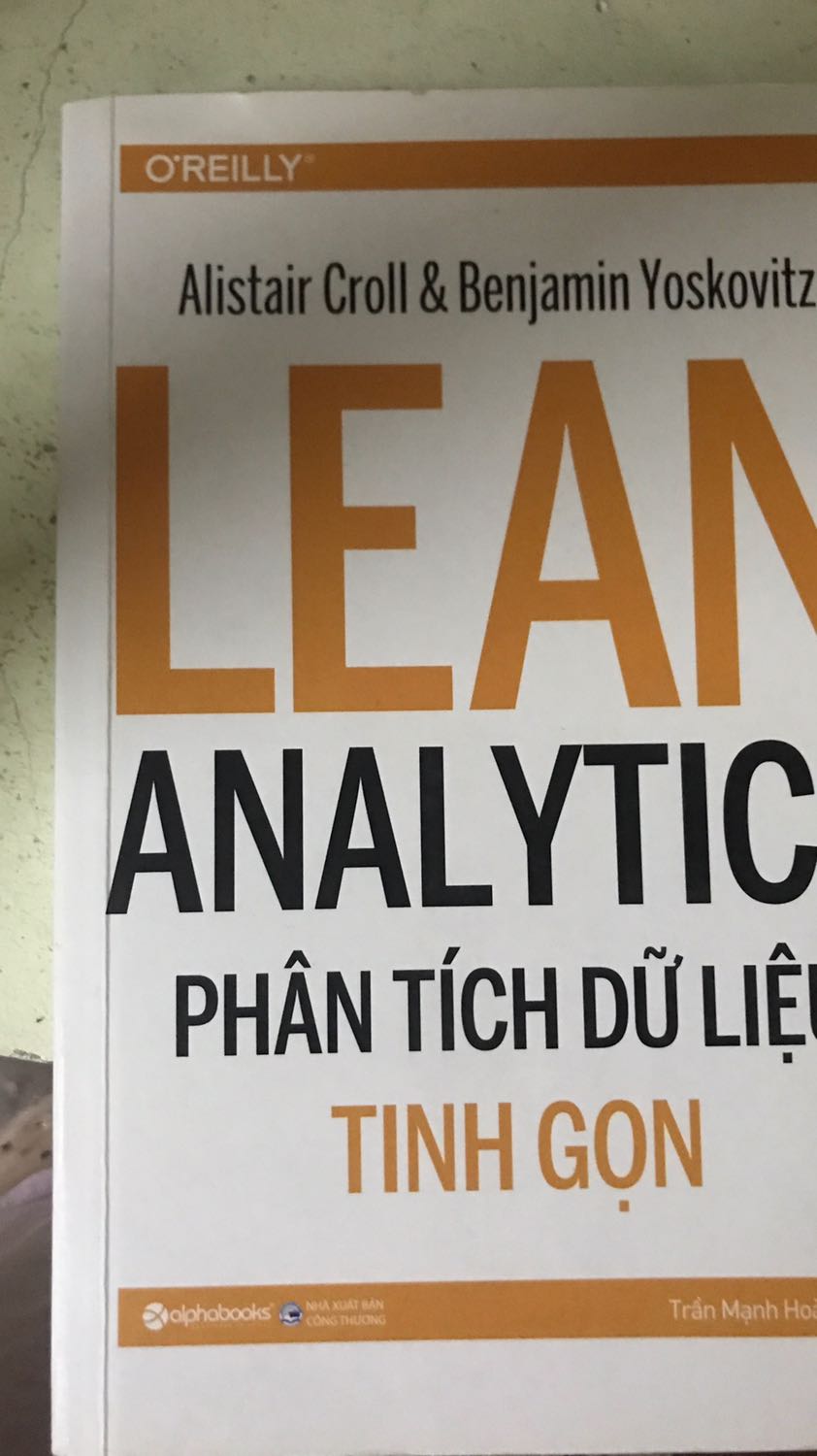 Bán sách cũ. Nhìn bìa thì nhem nhở bị vàng mốc. Có cả đường viền gập sách hằn lên ?