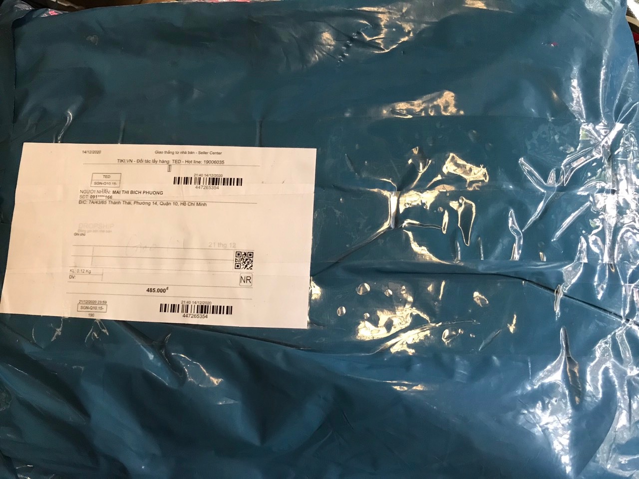 Vì mua hàng Tiki nhiều lần rồi nên biết phải gởi đánh giá sản phẩm nên tôi chưa thanh toán tiền mà đứng sau cửa chụp 5 tấm hình này (anh giao hàng không biết vì khuất cánh cửa) nên anh phải hỏi "xem xong chưa chị", xin lỗi anh giao hàng vì bắt anh đợi để chụp hình trong lúc xem.