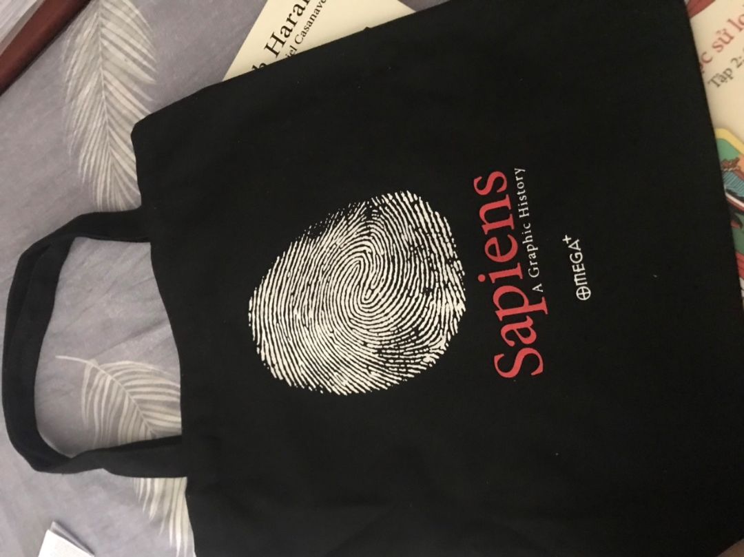 - sách rất hay, những thông tin tưởng chừng như rất lí thuyết và cứng rắn được tác giả truyền tải khéo léo qua các câu chuyện dí dỏm, hợp cho trẻ trên 12t. giấy chất lượng cao, màu in sắc nét. khi đọc truyện mình cảm nhận được các góc nhìn đa chiều của tác giả và những điều mình chưa bao giờ nghĩ tới. rất hay^^ bookmark tặng kèm rất xinh và đủ
- vận chuyển lâu dã man, 1 tuần cho 2 cuốn sách?? shop gói hàng k được kĩ lắm, các mép sách hơi móp. may mình dễ tính nên mình bỏ qua nhé. mà shop dán keo tháo cực quá ạ =)) 
- giá mình mua 455k. lời tận 240k haha