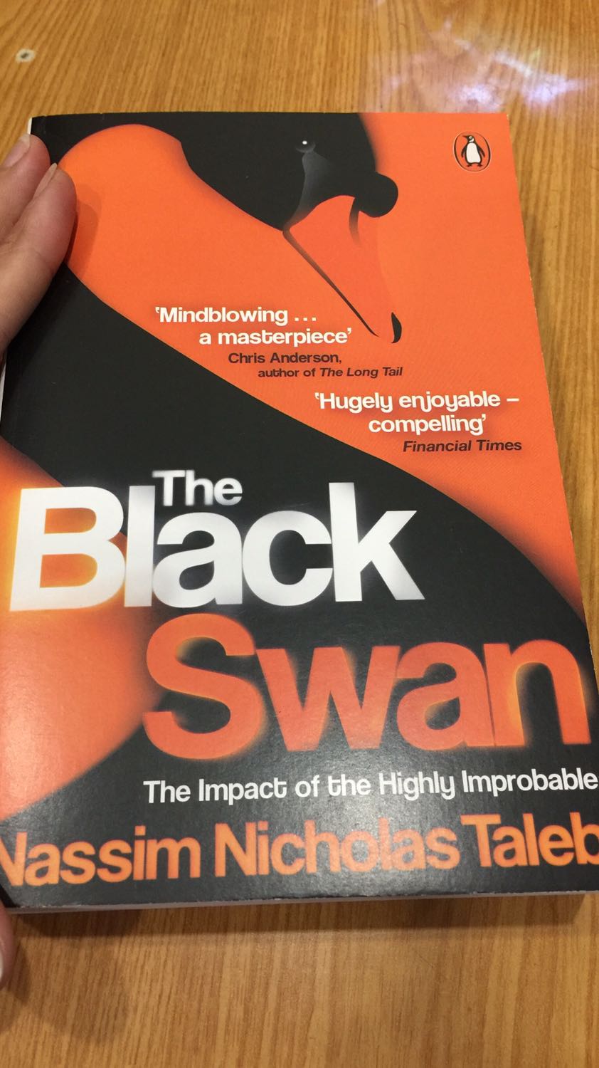 Sách cỡ trung bình nhưng khổ chữ nhỏ. Nên mua bản bìa trắng khổ sách và chữ to hơn. Nội dung thì được ngta review là xếp thứ 3 trong số loạt sách cùng tác giả sau Fooled by randomness và quyển toán.