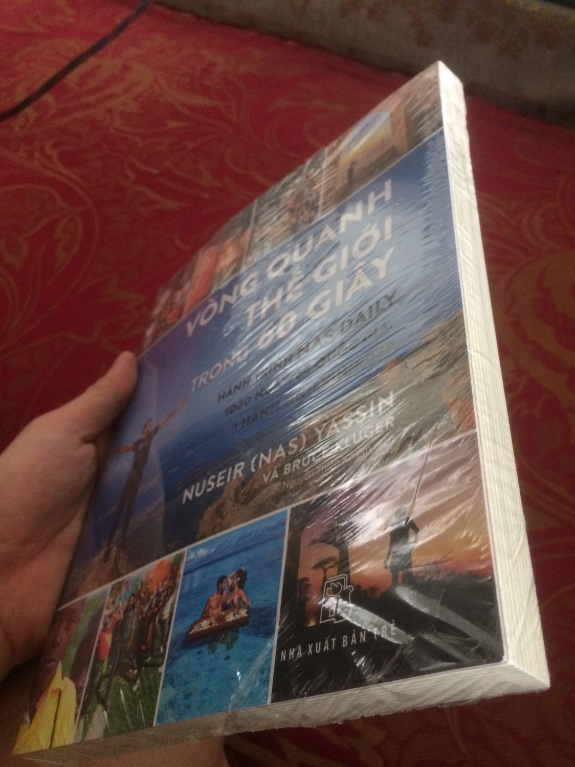 Sách được bọc cẩn thận, chất lượng giấy tốt, mùa dịch ko được đi chơi nên đi du lịch cùng anh Nas qua sách cũng khá thú vị. Mình nghĩ nếu các phần hình ảnh có màu sẽ cuốn hút và thể hiện rõ nét vẽ đẹp của các địa danh cũng như cảm xúc của câu chuyện hơn