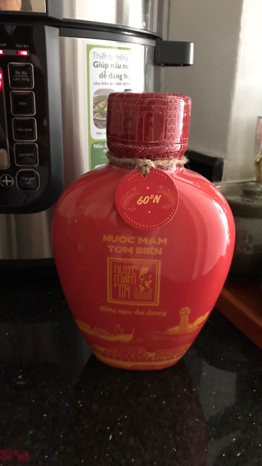 Hộp quà đẹp, sang trọng. Hình thức bình quá bắt mắt và tinh tế. Vì trước mình đã sử dụng bình gốm cá cơm than 41 độ rồi nên chất lượng mình đánh giá rất cao sản phẩm lần này. Giá thành sản phẩm cao, nhưng mình vẫn tin tưởng chất lượng của Tĩn. Hy vọng Tĩn sẽ tiếp tục sản xuất ra những sản phẩm chất lượng cao, còn giá thành người tiêu dùng sẽ cố gắng lo =.= Hộp quà đẹp, sang trọng. Hình thức bình quá bắt mắt và tinh tế. Vì trước mình đã sử dụng bình gốm cá cơm than 41 độ rồi nên chất lượng mình đánh giá rất cao sản phẩm lần này. Giá thành sản phẩm cao, nhưng mình vẫn tin tưởng chất lượng của Tĩn. Hy vọng Tĩn sẽ tiếp tục sản xuất ra những sản phẩm chất lượng cao, còn giá thành người tiêu dùng sẽ cố gắng lo =.=