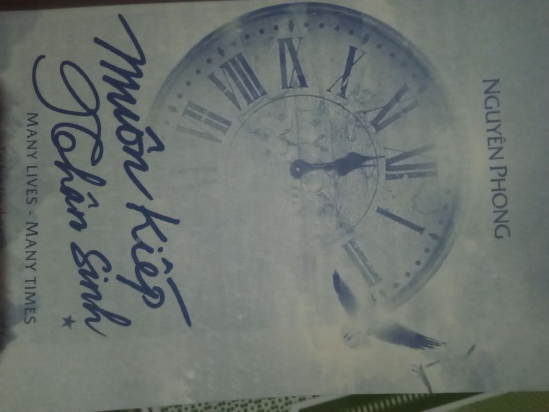 Mình nghĩ là các bạn nên chọn mua quyển to để đọc cho dễ nhe, mình nghĩ quyển này hợp để mua về sưu tầm hơn là đọc vì nó khá nhỏ để đọc nha (thật ra cũng ko quá nhỏ để các bạn ko đọc đc nhưng 1 đứa cận nặng như mình thì hơi khó thấy nha) Nhưng lúc mình mua thì mình thấy rẻ hơn quyển to với muốn mua quyển nhỏ để dễ bỏ mang đi và cũng lạ lạ nhưng mua về thì đọc muốn lồi mắt?. Cảm ơn MN đã đọc?